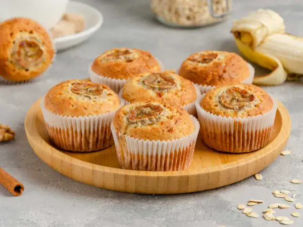 Deliciosas magdalenas bebe de plátano y avena, perfectas para un desayuno o merienda.